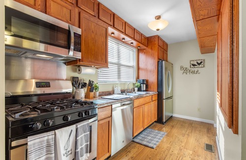 St. Charles Historic District House | Minutes from Main Street - Updated House w/4 Patios, Private Parking & Trolley