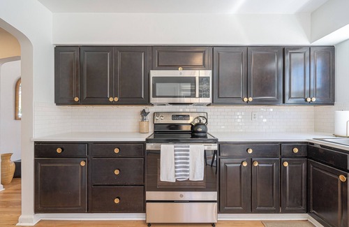 Newberg Cottage | Minutes from oregon wine country and walking distance from George Fox University