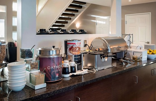 South Scottsdale Apartment | Minutes from Phoenix Art Museum! Free Breakfast, Pool, and Pets are Welcome!