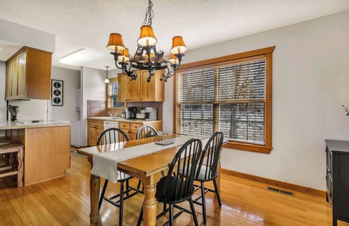 Reeds Spring Cabin | Minutes from SDC! Fireplace! Scenic Wooded Views! Lake!