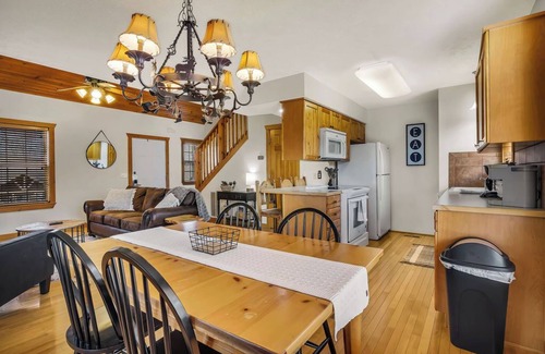 Reeds Spring Cabin | Minutes from SDC! Fireplace! Scenic Wooded Views! Lake!