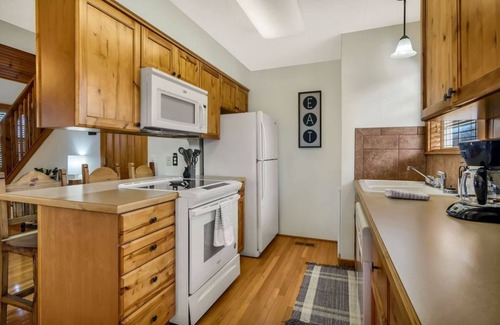 Reeds Spring Cabin | Minutes from SDC! Fireplace! Scenic Wooded Views! Lake!