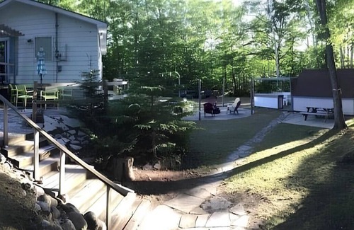 Sauble Beach Cottage | Minutes from the beach, large 3 bedroom, huge yard, fire pit,outdoor bar,hot tub