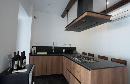 San Lorenzo Apartment | Minutes from the Duomo-Spacious 5 bedroom in the enchanting Central Firenze