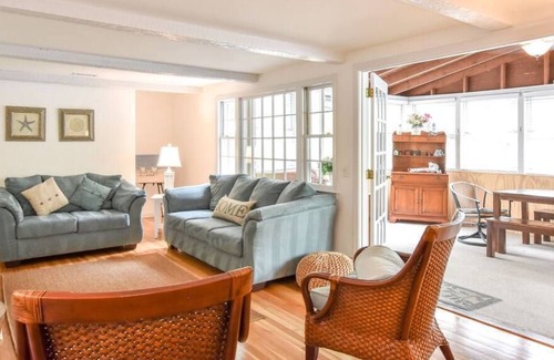 Dennis House | Minutes to Bayside Beaches!