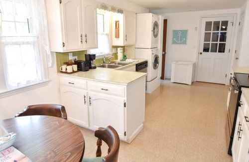 Dennis House | Minutes to Bayside Beaches!