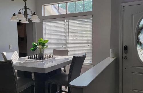 Sandalwood House | Minutes to Beach, Mayo Clinic, Hot Tub, King Bed, Free PPV