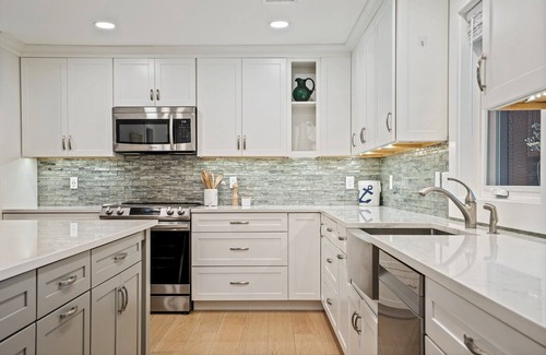 Southern Coast House | Minutes to Beaches, Fenced In Yard & Deck, Chefs Kitchen, Beautiful Modern Home