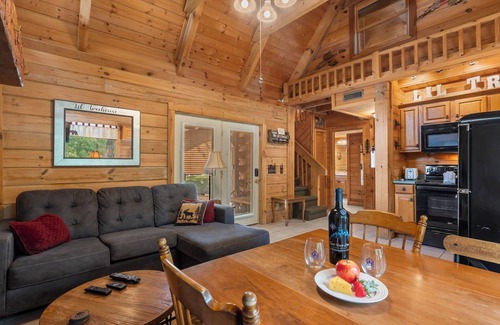 Ridgedale Cabin | Minutes to Big Cedar-Real Log Cabin-Free Silver Dollar Tickets-Pvt Hot Tub @ Lil Treehouse