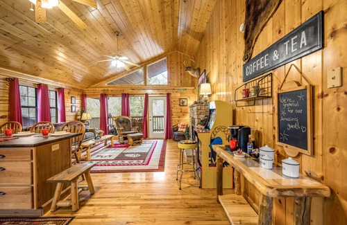 Sevierville Cabin | Minutes to Dollywood/Attraction-Spacious log Cabin-Resort Pool-Hot Tub-Cozy!