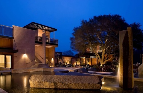 Yountville House | Minutes to Hailstone Vineyards and Napa Valley Balloons! Rooftop Pool, Parking!