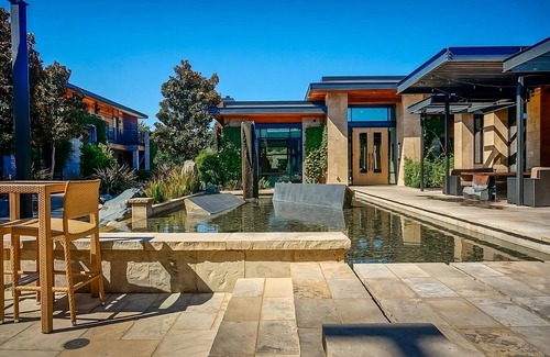 Yountville House | Minutes to Hailstone Vineyards and Napa Valley Balloons! Rooftop Pool, Parking!