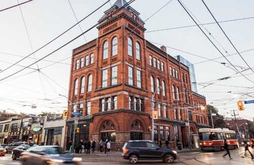 Riverside House | Minutes to Iconic Attractions! CN Tower, Hockey Hall of Fame and The Opera House