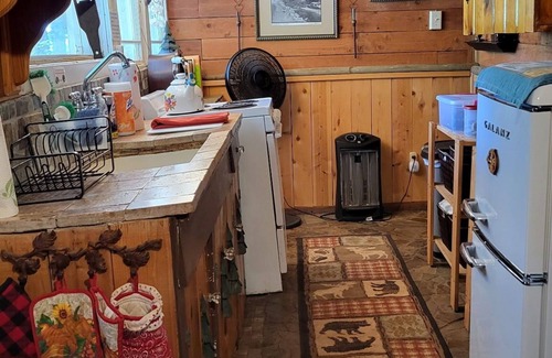 Pinehurst Cabin | Minutes to Sequoia & Kings Canyon Natl Parks with Wi-Fi, and No Cleaning Fee.