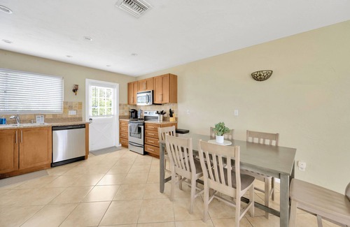 South Sarasota House | Minutes to Siesta Beach! Gorgeous home with pool