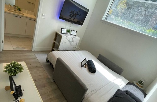 Bathurst Manor House | Minutes to Subway Station! Entire Floor w/Private Living room & Ensuite bathroom