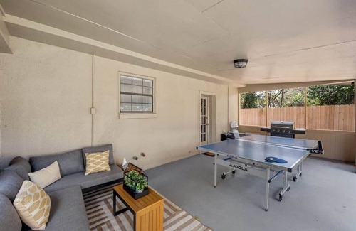 Westcliff House | Minutes to TCU! Modern Model Home. Patio. BBQ.