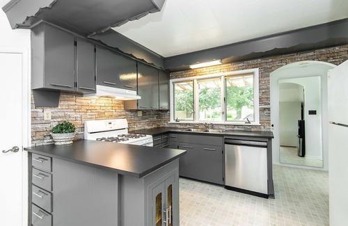 Wainfleet House | Minutes to the Beach - Lakeshore Meadows Retreat