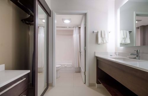 Richardson Hotel | Minutes to The Dallas Arboretum and Botanical Gardens! Private Kitchen, Parking
