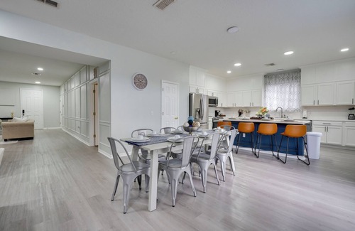 Kissimmee House | Minutes to the theme park! Family-sized with pool