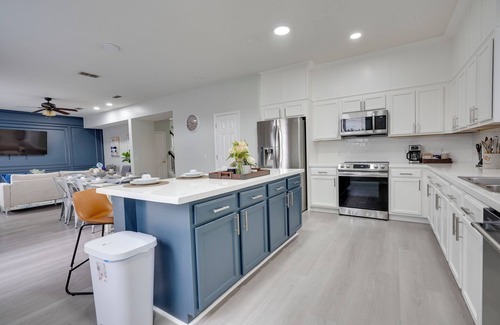 Kissimmee House | Minutes to the theme park! Family-sized with pool