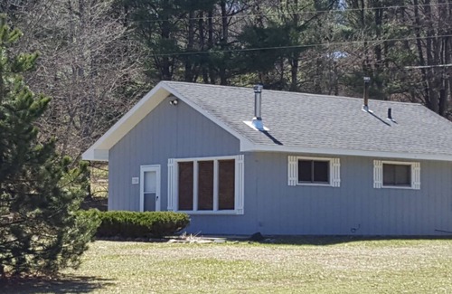 Bellaire Cottage | MINUTES TO TORCH LAKE
