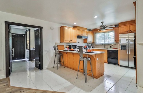 West Hills House | Minutes to UCLA West hills, Malibu,LAX Ideal for Insurance and Corporate Housing