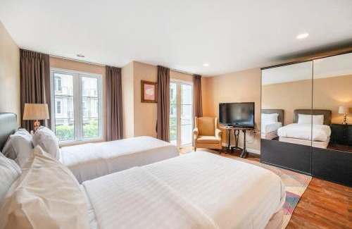 Bangkok Central Business District Villa | MIQ home403/Asok BTS/Resort Pool/9pax/1000MbWifi