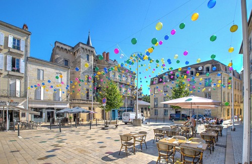 Perigueux Apartment | Miraflores – Spacious and Elegant Apartment in the Heart of Périgueux with Wi-Fi