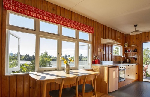 Mapua Cottage | Miro Cottage. Sunny, private waterfront cottage with superb views.