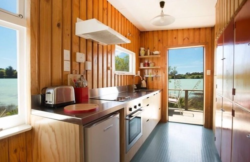 Mapua Cottage | Miro Cottage. Sunny, private waterfront cottage with superb views.
