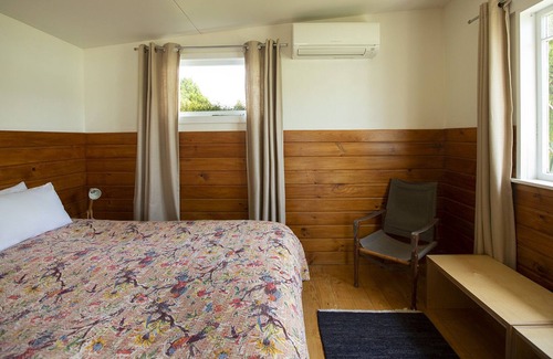 Mapua Cottage | Miro Cottage. Sunny, private waterfront cottage with superb views.