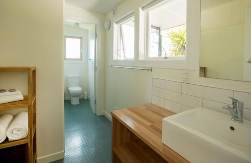 Mapua Cottage | Miro Cottage. Sunny, private waterfront cottage with superb views.