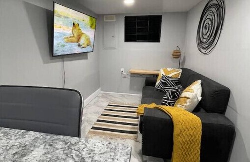 Sharon Hill Apartment | Mirror Me.