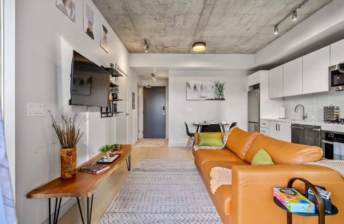 Downtown Calgary Condo | Miso 2 BD - Skyline View, Patio, Gym, Pool & AC