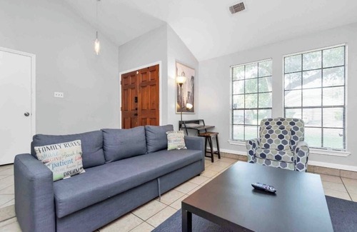 Mission Bend House | Miss Bend Voted Best Family area | Kids + Pets