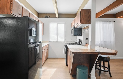 Mission Beach Apartment | Mission Bay Condo - Steps to Sand, Dining, AC, Parking, Location & Shops!