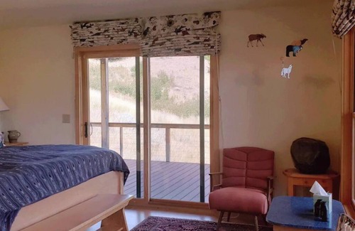 Livingston Cabin | Mission Meadows · Private Mountain Retreat, Wildlife, Serenity