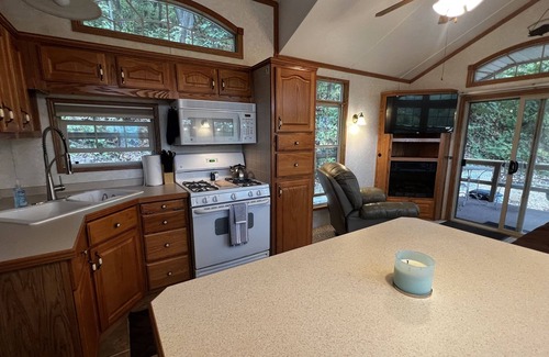 De Soto Cabin | Mississippi View 1 Bedroom & loft 1 Bath Sleeps 4