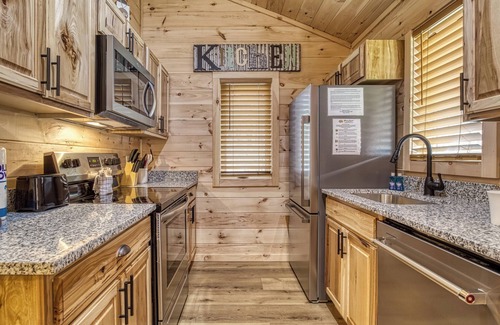 Cosby Cottage | Misty Cove Cabin -Pickleball Court, Creek, WIFI, Mountain Views, No Cleaning Fee