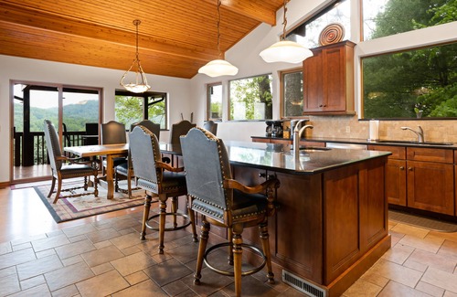 Clyde House | Misty Mountain with Luxury Views!