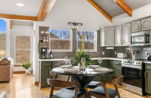Waynesville House | Misty Valley BnB ~ Hot Tub ~ Game Room ~ King Beds ~ Netflix