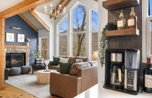 Waynesville House | Misty Valley BnB ~ Hot Tub ~ Game Room ~ King Beds ~ Netflix