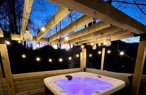 Waynesville House | Misty Valley BnB ~ Hot Tub ~ Game Room ~ King Beds ~ Netflix