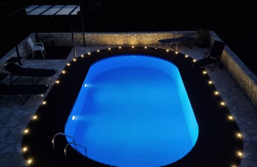 Benkovac House | mit Pool in Ruhigem Waldstück