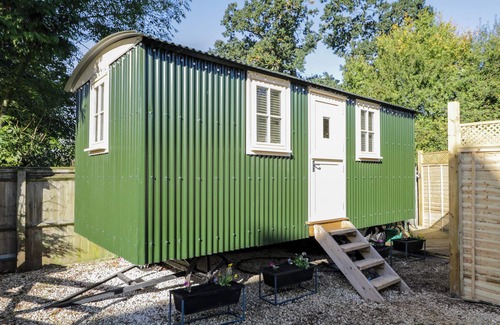 Moreton-in-Marsh Cottage | MITFORD GYPSY HUT, romantic, with open fire in Moreton-In-Marsh