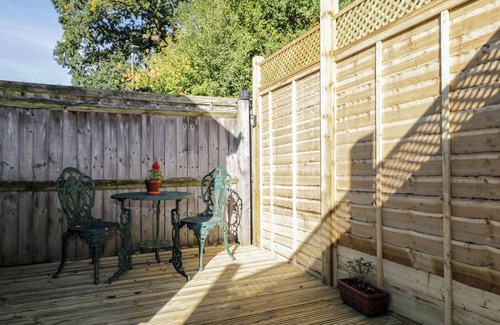 Moreton-in-Marsh Cottage | MITFORD GYPSY HUT, romantic, with open fire in Moreton-In-Marsh
