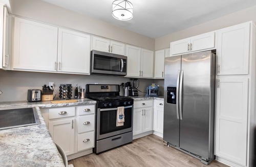 Glendale House | MKE River 3-LVL Townhouse 3BR+1.5BA with Parking for 2 Vehicles
