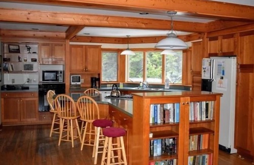 Davis House | ML03-Private Lakefront Retreat, Hot Tub, Pets Ok!