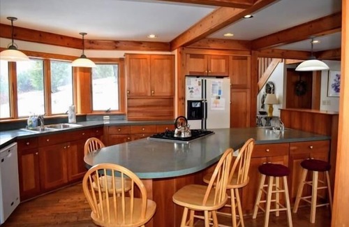 Davis House | ML03-Private Lakefront Retreat, Hot Tub, Pets Ok!
